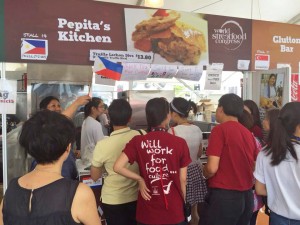 filipino-stall-lechon-in-world-streetfood-congress-singapore-2015