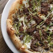 Steak mushroom + apple pizza