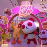 Two fan-favorite mascots, Pau-Pau and Andy